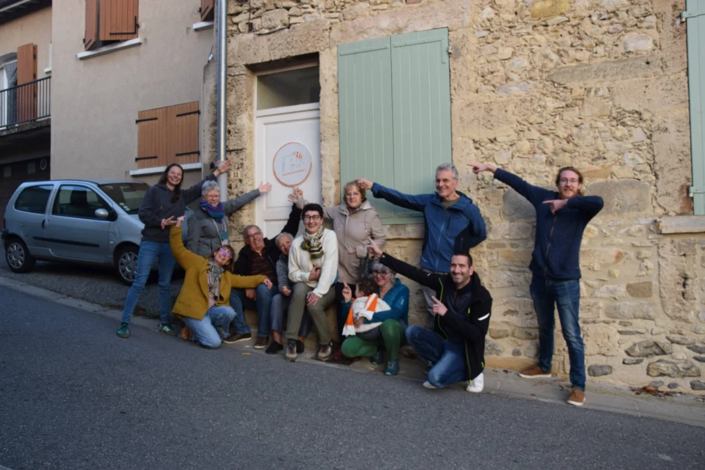 Le collectif devant le11 Grande Rue à Châteaudouble