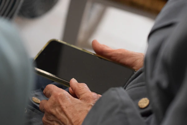 Photo d'un téléphone prise pendant une session de médiation numérique