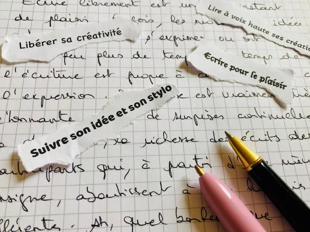 photo d'une feuille avec des écritures et des stylos